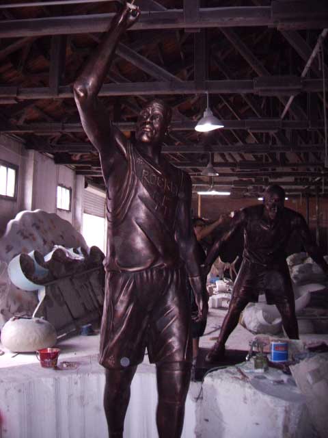 黑人篮球运动员人物雕塑
