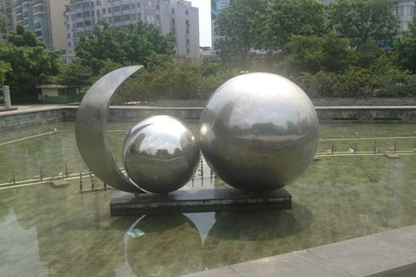简单而不平凡的不锈钢圆球雕塑