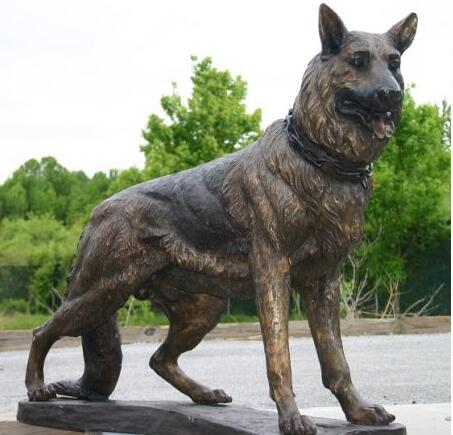 德国牧羊犬雕塑